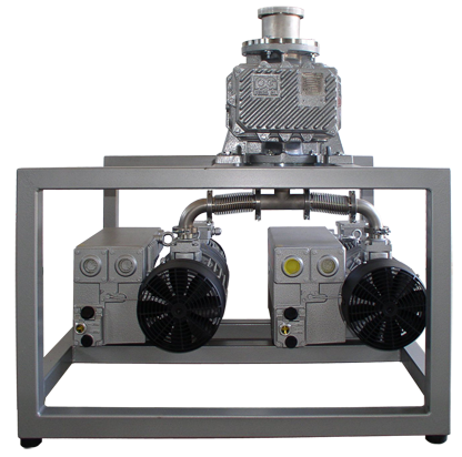 Vákuová zostava tvorí ľahko premiestniteľný priemyselný celok. Vákuové zostavy sú kombináciou jednej alebo viacerých vývev s ďalšími komponentmi, ako sú zásobníky, vákuové filtre, separátory, elektroinštalácia, riadiaca jednotka, alarmy a výstup na MaR. Celá zostava je umiestnená na spoločnom ráme a všetky dodané diely elektricky a pneumaticky prepojené. Ako postupujeme pri realizácii vákuovej zostavy? Prvou časťou unikátneho riešenia je vytvorenie projektu. Nasleduje výroba vákuovej zostavy, jej montáž a sprevádzkovanie v prevádzke u zákazníka. 1. analýza požiadaviek zákazníka 2. overenie procesných parametrov v prevádzke 3. projektové výpočty 4. návrh celkového riešenia 5. dodávka vákuových zostáv a komponentov systému 6. montáž na mieste 7. sprevádzkovanie systému 8. funkčné skúšky a meranie parametrov 9. dokumentácia: certifikáty, východiskové revízie, pasporty, prehlásenia o zhode 10. zaškolenie obsluhy